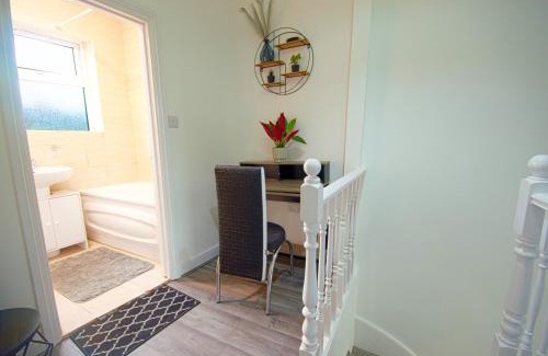 Waltham Forest Apartment | Cosy family home w/Wi-Fi, parking, self check-in