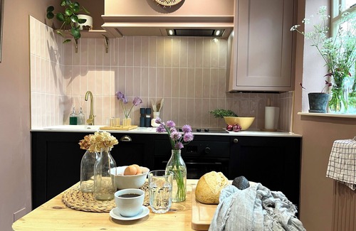 Upper Town Cottage | Cosy Georgian cottage, very central, newly renovated, with a courtyard, sleeps 3