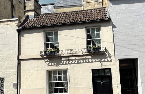 Upper Town Cottage | Cosy Georgian cottage, very central, newly renovated, with a courtyard, sleeps 3