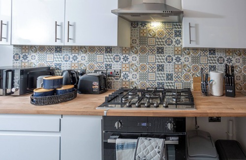 Acresford House | Cosy Home - sleeps 8, Free Parking, WiFi, Netflix, Prime Location