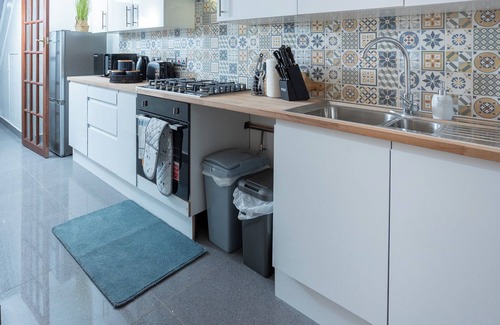 Acresford House | Cosy Home - sleeps 8, Free Parking, WiFi, Netflix, Prime Location