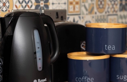 Acresford House | Cosy Home - sleeps 8, Free Parking, WiFi, Netflix, Prime Location