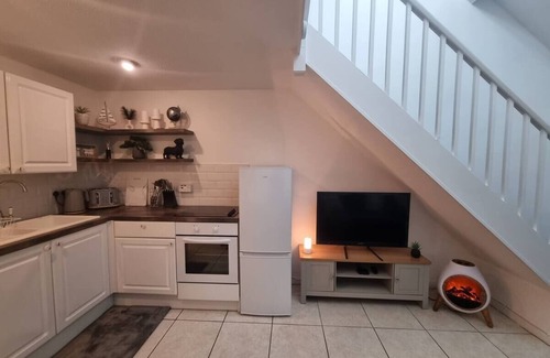 Pembroke Cottage | Cosy Moat House Cottage No.6