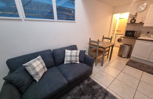 Pembroke Cottage | Cosy Moat House Cottage No.6