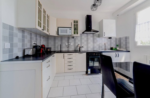 Creil Apartment | Cosy Modern Apartment