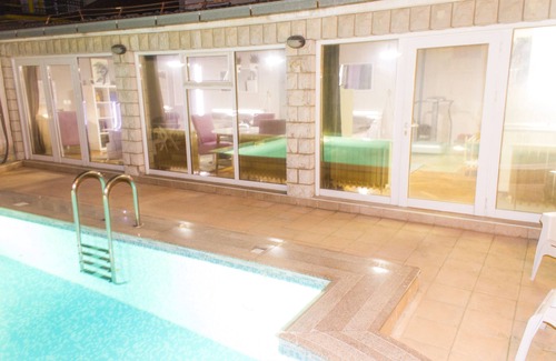 Novi Sad Apartment | Cosy Novi Sad loft, own POOL, Sauna, self check-in