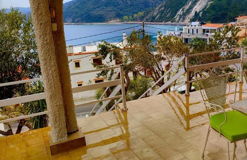 Avlakia House | Cosy Sea View cottage overlooking Avlakia beach