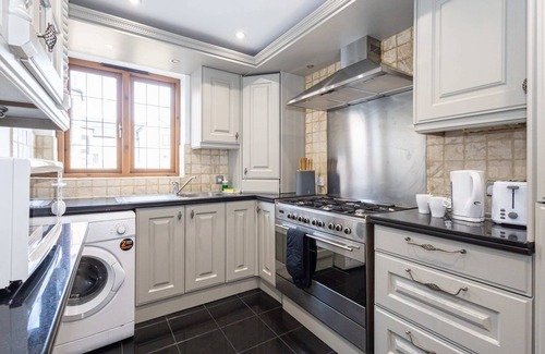 Walkden Apartment | Cosy, Spacious Duplex Apartment near Salford Royal