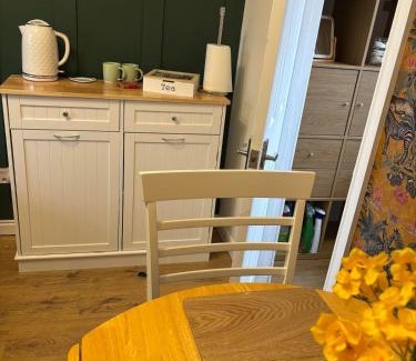 Bromsgrove Apartment | Cosy Studio Near Park and Town