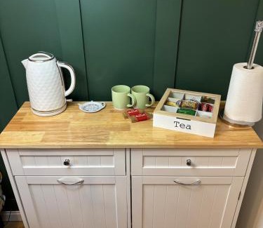 Bromsgrove Apartment | Cosy Studio Near Park and Town