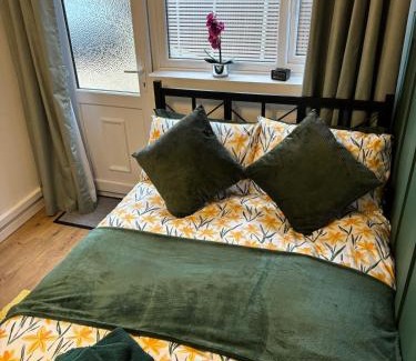 Bromsgrove Apartment | Cosy Studio Near Park and Town