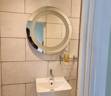 East Putney Apartment | Cosy Suite with Private Access in London Putney