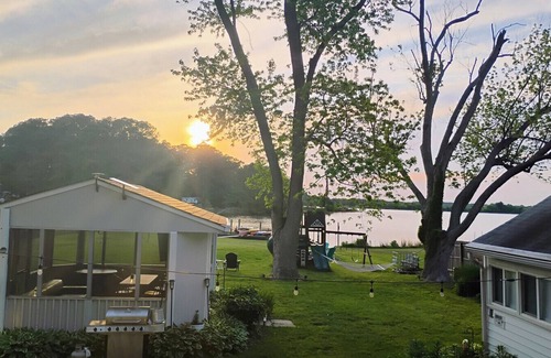 St. Michaels Cottage | Cottage #5 White Swan At Water with Deck