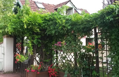 Heudreville-sur-Eure House | Cottage 'Aux Chants Des Oiseaux' with Private Garden and Wi-Fi