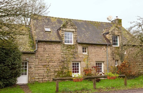 Saint-Tugdual House | Cottage 'Chez Mamie' with Shared Garden and Wi-Fi