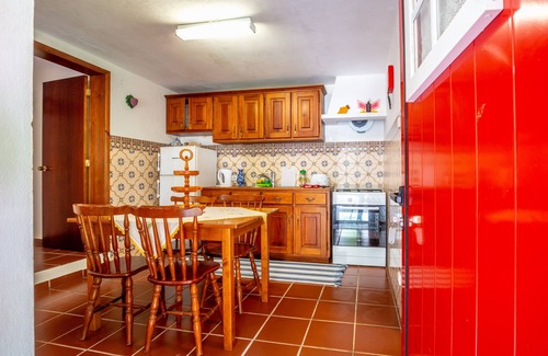 Biscoitos Cottage | Cottage House with A/C – Big Garden - FREE Wood