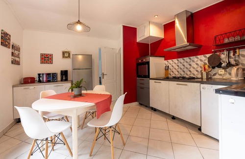 Plumelin House | Cottage 'Jardins De La Cantine Au Fil De L'o' with Private Terrace, Shared Garden and Wi-Fi