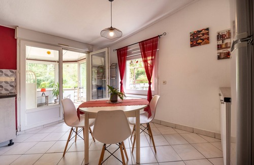 Plumelin House | Cottage 'Jardins De La Cantine Au Fil De L'o' with Private Terrace, Shared Garden and Wi-Fi