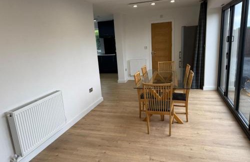 Carshalton South and Clockhouse House | Cottage Sleeps 10 with Pets Allowed