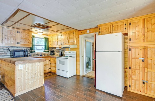 Lake Cottage | Cottage w/Deck & Bluff Lake Views: Walk to Beach!