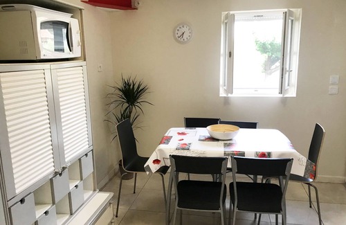 Saint-Gilles Apartment | Cottage with Pool, Fenced Garden – Pets Welcome