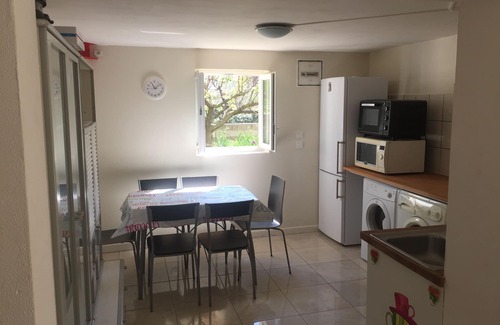 Saint-Gilles Apartment | Cottage with Pool, Fenced Garden – Pets Welcome