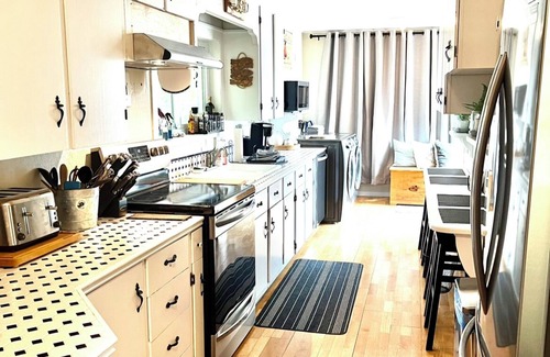 Mallorytown Cottage | Cottage With Private Dock in The 1000 Islands. Pet Friendly.