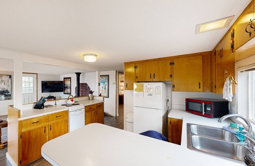 Roads End House | Cottage with wraparound deck & ocean views - close to beach & town, dog-friendly