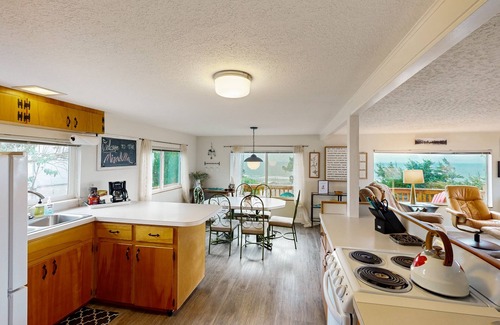 Roads End House | Cottage with wraparound deck & ocean views - close to beach & town, dog-friendly