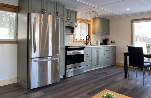 Bradford West Gwillimbury Cabin | Country Cabin Escape | King Bed | Pet Friendly