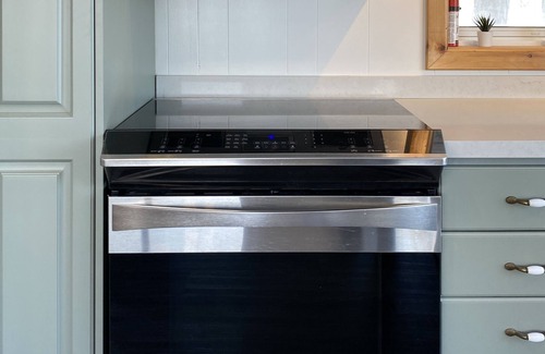 Bradford West Gwillimbury Cabin | Country Cabin Escape | King Bed | Pet Friendly