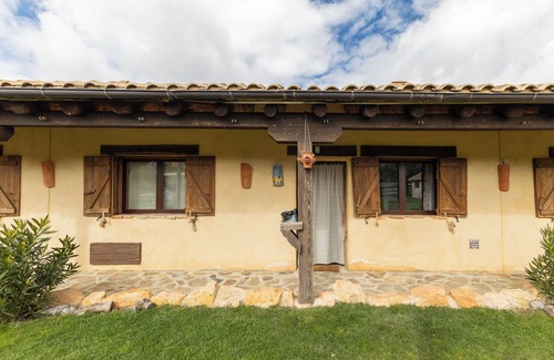 Santo Tome del Puerto Apartment | Country House 'Oveja' with Mountain View, Private Garden and Wi-Fi