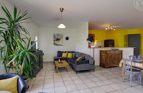 Saint-Just-la-Pendue Cottage | Country house with Jacuzzi, Sauna, Wi-Fi, and private garden