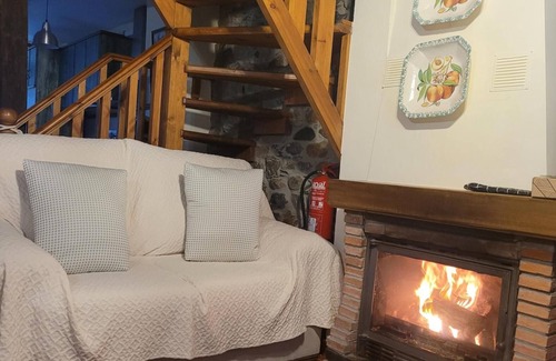 Molinaseca House | Country House 'El Camino' with Mountain View, Private Terrace and Wi-Fi