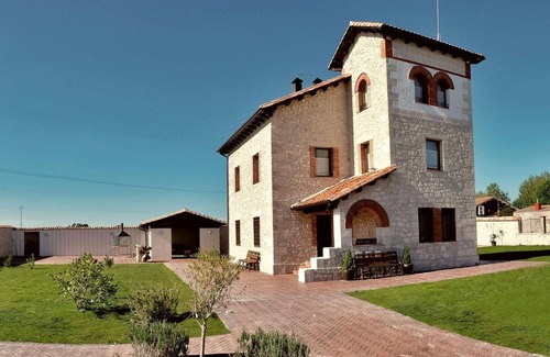 Cuellar House | Country House 'La Aurora Del Henar' with Private Garden and Wi-Fi