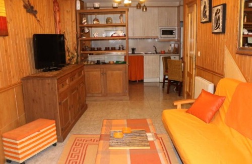 Navaluenga House | Country House 'Los 2 Yugos-Economica' with Mountain View, Wi-Fi and Air Conditioning