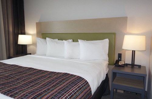 Oakdale Hotel | Country Inn & Suites by Radisson, Coralville, IA