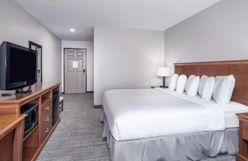 Maumee Hotel | Country Inn & Suites by Radisson, Toledo, OH