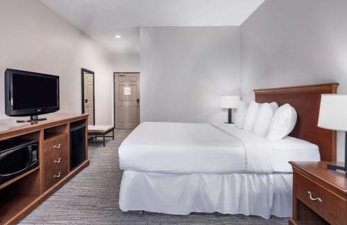 Maumee Hotel | Country Inn & Suites by Radisson, Toledo, OH