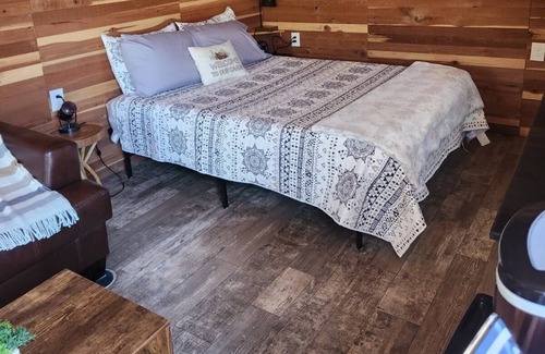 Proctor Cabin | Couples Cabin/ Float the Illinois River, golf, hiking and 4 wheeler trails.