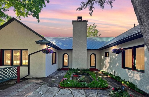 Nelson House | Courtyard View Room in Lake House