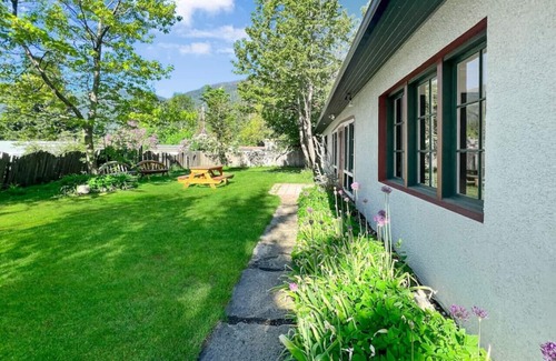 Nelson House | Courtyard View Room in Lake House