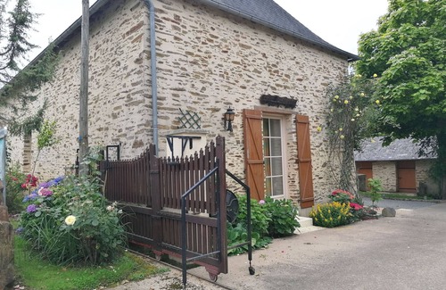 Aze Cottage | Cozy Professional Gîte: 2 Bedrooms, Near Château-Gontier, Parking & WiFi