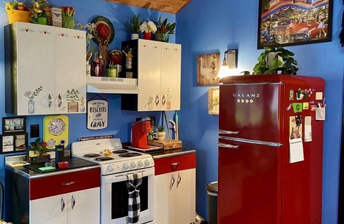 Darby Cabin | Cozy 1-bed cabin couples get-away w/hot tub and Starlink high-speed internet