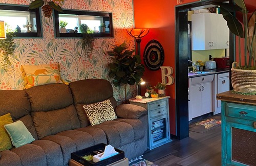 Darby Cabin | Cozy 1-bed cabin couples get-away w/hot tub and Starlink high-speed internet