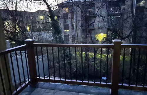 Washington Apartment | Cozy 1-bedroom apartment with fireplace, WiFi in Washington for single traveler