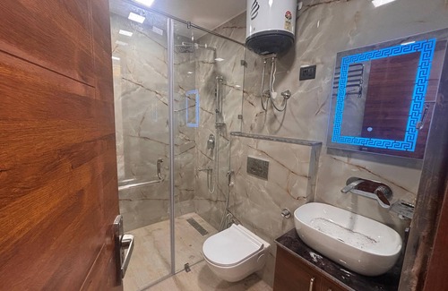 East of Kailash Apartment | Cozy 1-bedroom apartment in excellent New Delhi with AC, WiFi