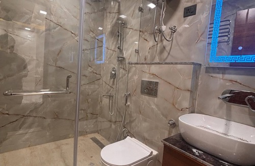 East of Kailash Apartment | Cozy 1-bedroom apartment in excellent New Delhi with AC, WiFi