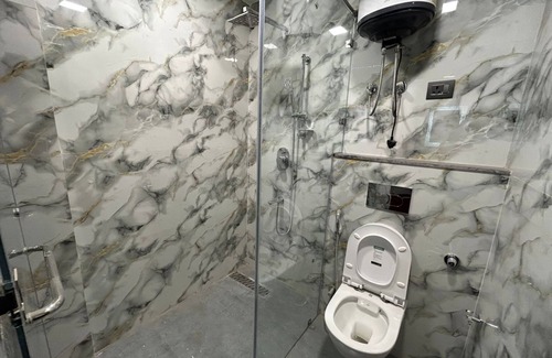 East of Kailash Apartment | Cozy 1-bedroom apartment in excellent New Delhi with AC, WiFi