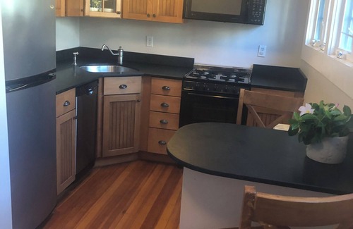 Wellesley Apartment | Cozy 1 bedroom in great Wellesley location. 1block from the commuter rail.